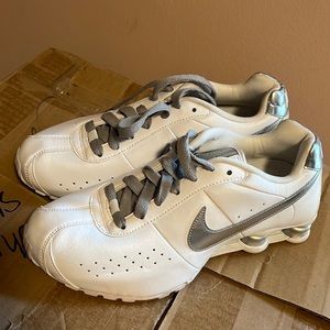 Womens size 9 Nike shox